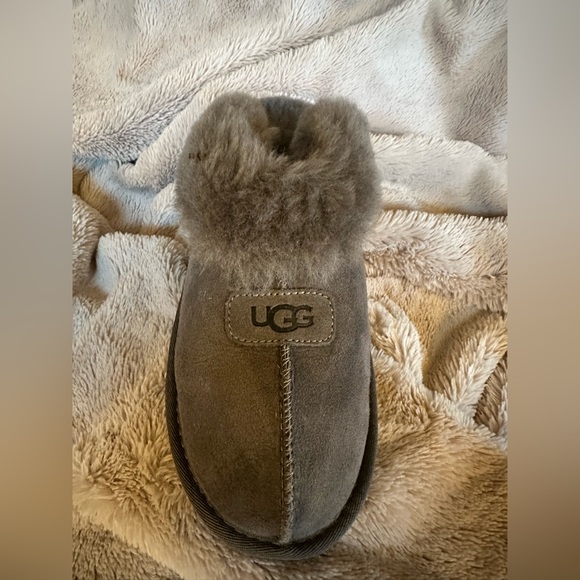 Ugg Slippers for MEN or WOMEN. Brand New. Grey, size 12 US. Never worn. - Picture 9 of 9